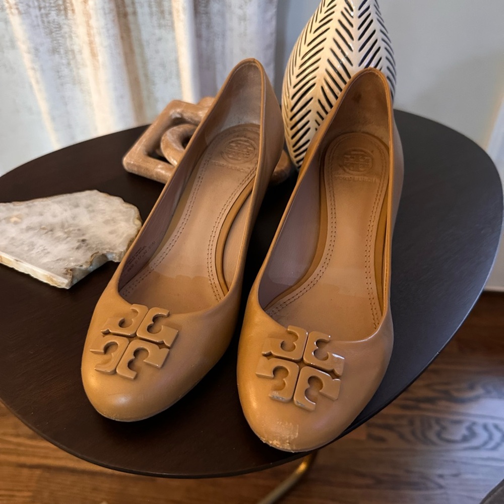 Used Tory Burch Camel Brown Wood Wedges Size 6.5 Scratch on left foot front